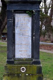 Grab-Denkmal von 1872 Innschriftplatte.jpg