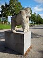 Freiplastik „Gorilla mit Sattel“ (Beton) von Christian Rösner im Südstadtpark (September 2024)