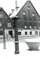 Ehem. Brunnen am Löwenplatz, im Hintergrund die Häuser Mohrenstraße 32 und 30 - Aufnahme 1972