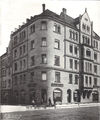 Wohnhaus, Schwabacher Str. 65 mit Blick in die Lessingstraße, Baumeister Ammon, Am Eck die ehem. Bavaria Drogerie, Aufnahme um 1907