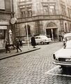 Kreuzung Hirschenstr. / <!--LINK'" 0:23--> mit Blick auf den Eingang der Ottoschule. Links im Bild Hirschenstr. 33. Aufnahme 1961