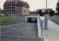 Die Unterführung Schießplatz unter der <a class="mw-selflink selflink">Kapellenstraße</a> kurz nach ihrer Eröffnung. Im Hintergrund die Gebäude <!--LINK'" 0:66--> und <!--LINK'" 0:67-->, Aug. 1996