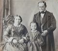 Konrad Frauenschläger mit seiner Ehefrau Anna und seiner jüngsten Tochter Margarete Barbara, 1864