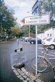 Hinweisschild am Kaserneneingang Ecke Vacher Straße (1993).