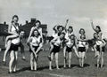 Betriebssportgruppe bei der Firma <!--LINK'" 0:2--> auf dem Gelände des heutigen <!--LINK'" 0:3-->, ca. 1942. Im Bild die Mitarbeiter der Lohnbuchhaltung, im Hintergrund der östliche Teil der "neuen Infanteriekaserne" an der damaligen Magazinstraße
