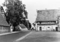  und Bäckerei Schmidt in Stadeln, links  und Bauernhof , dahinter , 1950