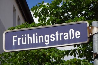 Straßenschild Frühlingstraße.jpg
